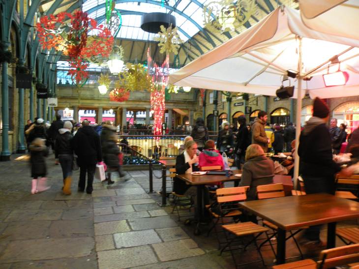  terrasse de café et décorations de noel, Covent Garden